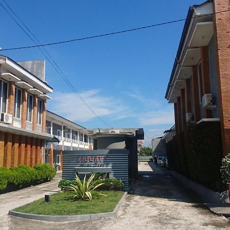 Liberty Homestay Parit  Esterno foto