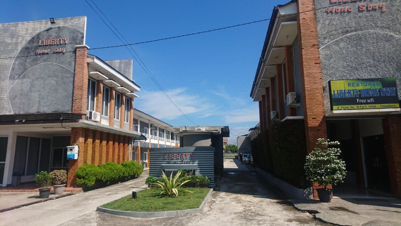 Liberty Homestay Parit  Esterno foto
