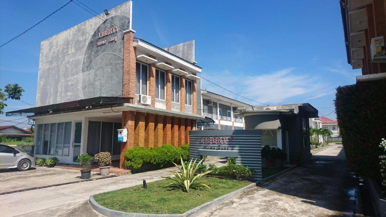 Liberty Homestay Parit  Esterno foto